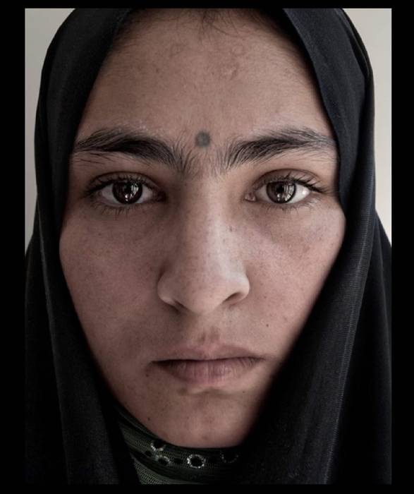 Afganistango emakumeei buruzko argazki erakusketa, Iturrin