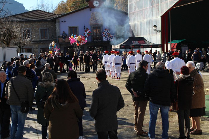 Eguzkia lagun, giro ederra izan da Izurtzako Gaztardogi azokan - 3