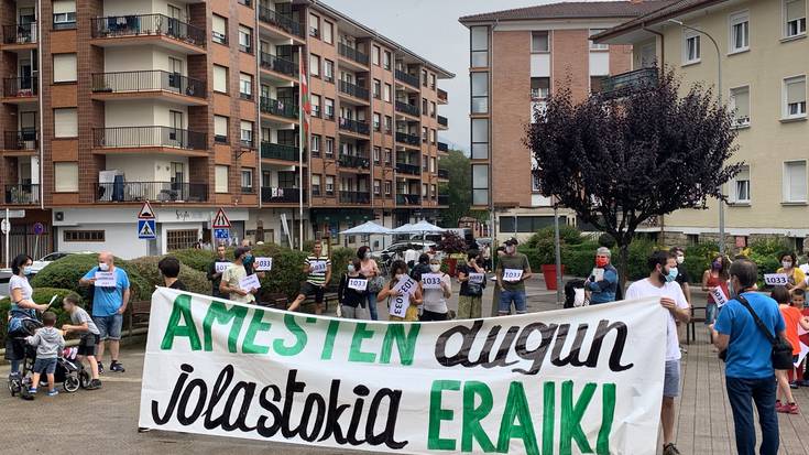 Jolastokiaren proiektuari berrekiteko eskatzen duten 1.033 sinadura aurkeztu dituzte Zaldibarko udaletxean