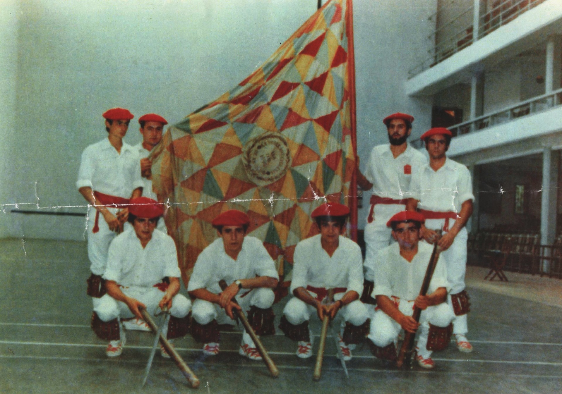Abadiñoko bandera zaharra, non ote dago?