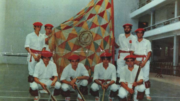 Abadiñoko bandera zaharra, non ote dago?