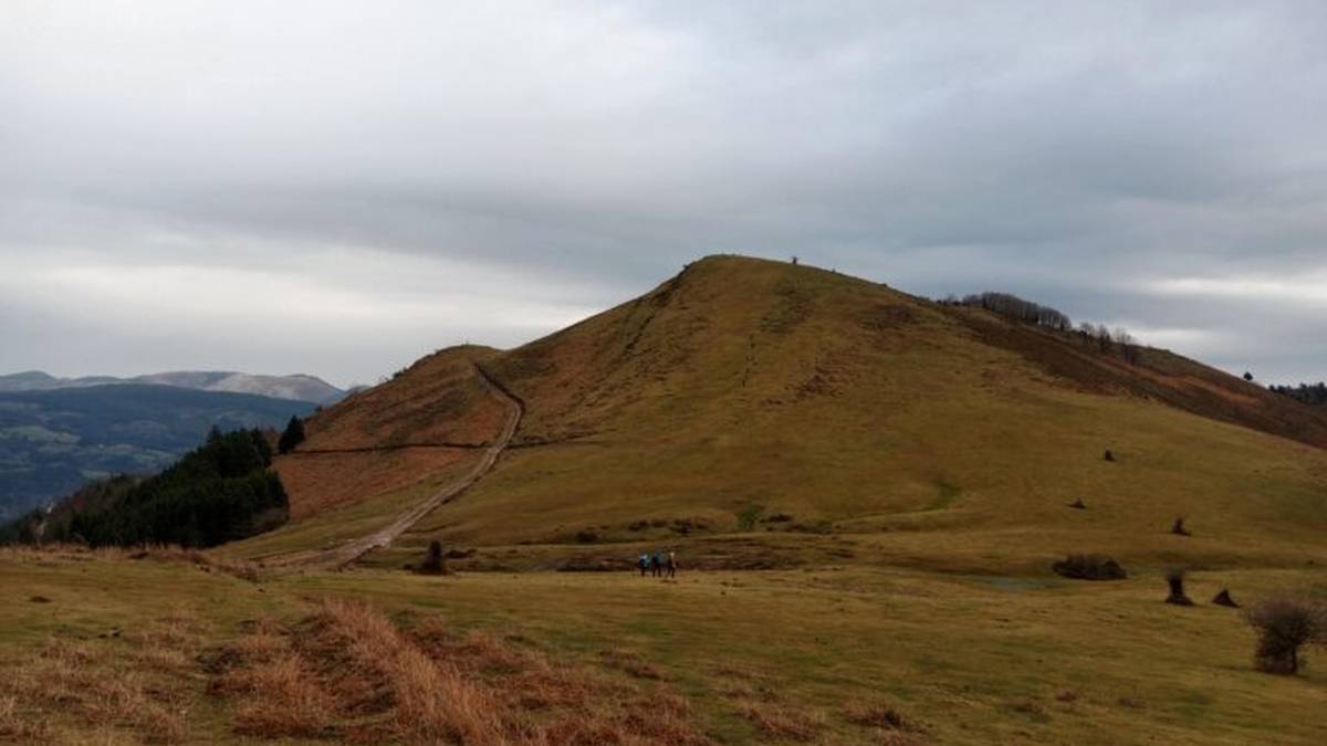 Alpino Tabirak udaberri-udako egitarau zabala antolatu du: mendi irteerak, zeharkaldiak eta bidaia bereziak