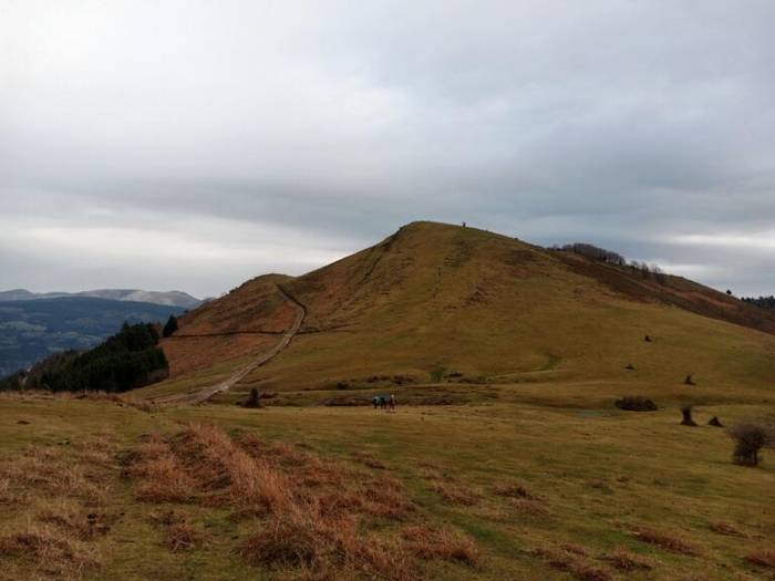 Alpino Tabirak udaberri-udako egitarau zabala antolatu du: mendi irteerak, zeharkaldiak eta bidaia bereziak