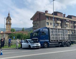 Zauritu bat Iurretan, auto baten eta kamioi baten arteko istripuan