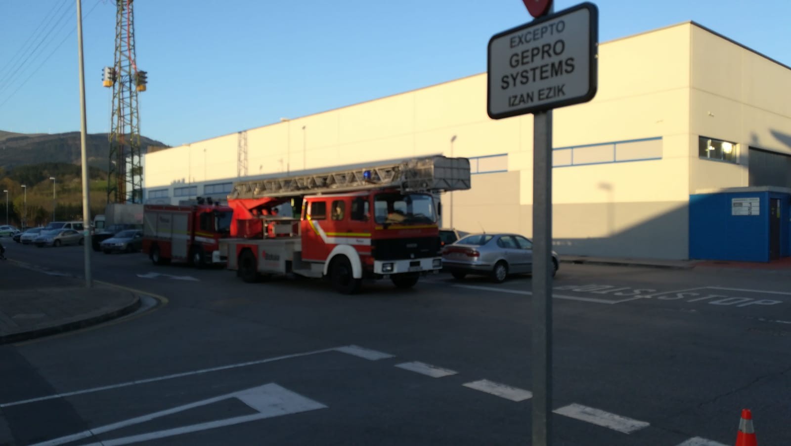Abadiñon, enpresa bateko ke-kanpaian sua piztu da eta suhiltzaileek itzali dute