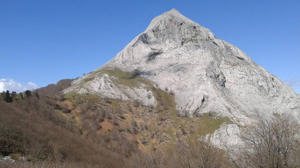 60 urteko mendizalea erreskatatu dute Anboton
