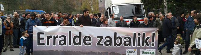 Erralderen aldeko aldarria egin zuten, domekan, Durangon