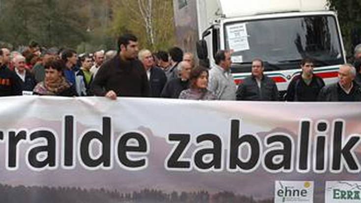 Erralderen aldeko aldarria egin zuten, domekan, Durangon