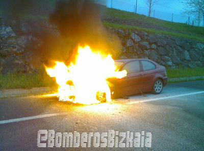 A-8 autopistan auto batek su hartu du, baina ez du zauriturik eragin