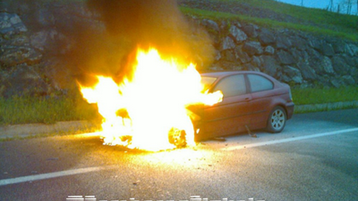 A-8 autopistan auto batek su hartu du, baina ez du zauriturik eragin