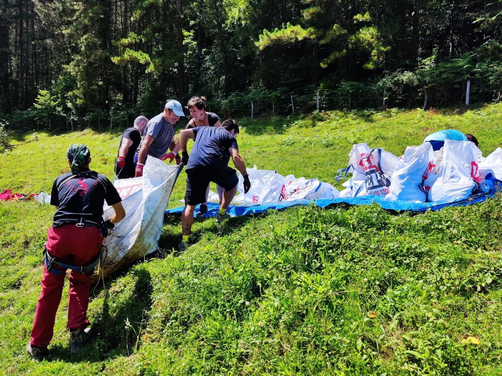 Zornotzan Betzuen inguruko leizea garbitu dute auzolanean eta 2.400 kilo hondakin atera dituzte