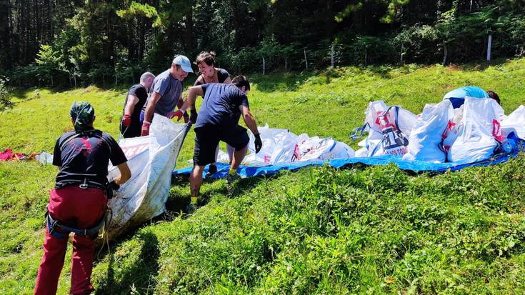 Zornotzan Betzuen inguruko leizea garbitu dute auzolanean eta 2.400 kilo hondakin atera dituzte