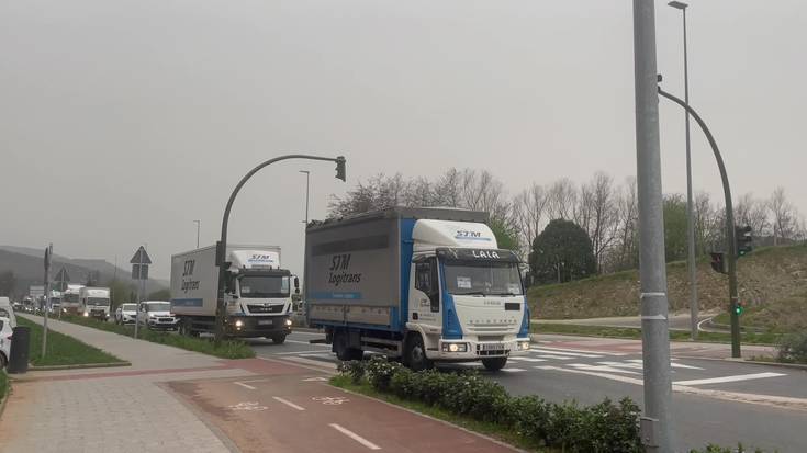 [BIDEOAK]: Garraiolariak protestan ibili dira Durangaldeko errepideetatik zehar