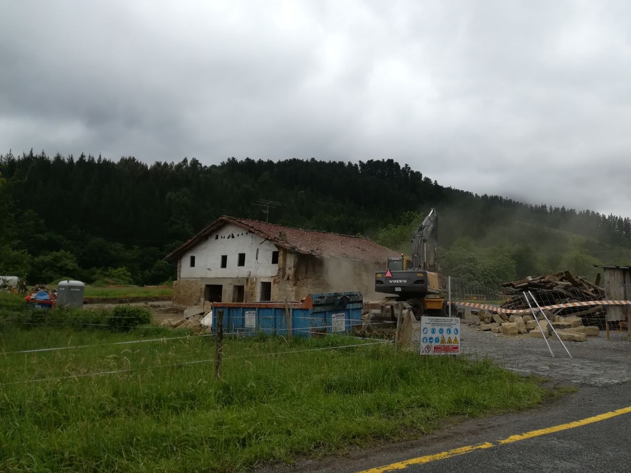 Abadiñoko Mendilibar-erdikoa baserria botatzen hasi dira AHTren lanak direla-eta