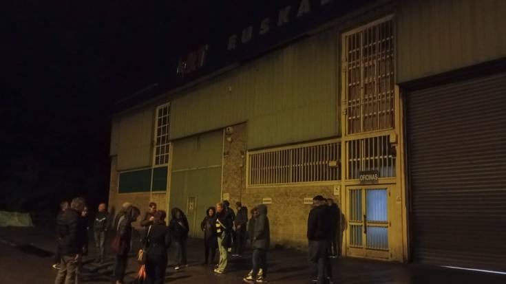 Iurretako Euskal Kataforesis enpresako langileak greban daude