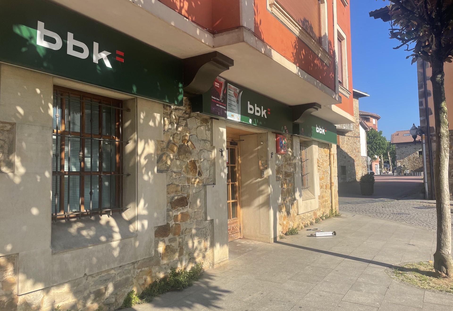 Abadiñoko Udalak Zelaietan bezeroaren arretarako zerbitzu erregularra berrezarri dezala eskatu dio Kutxabanki