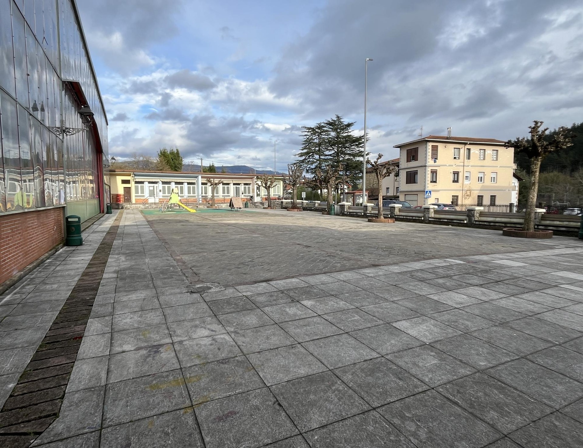 Beste pauso bat Izurtzako plazako lanen esleipenean