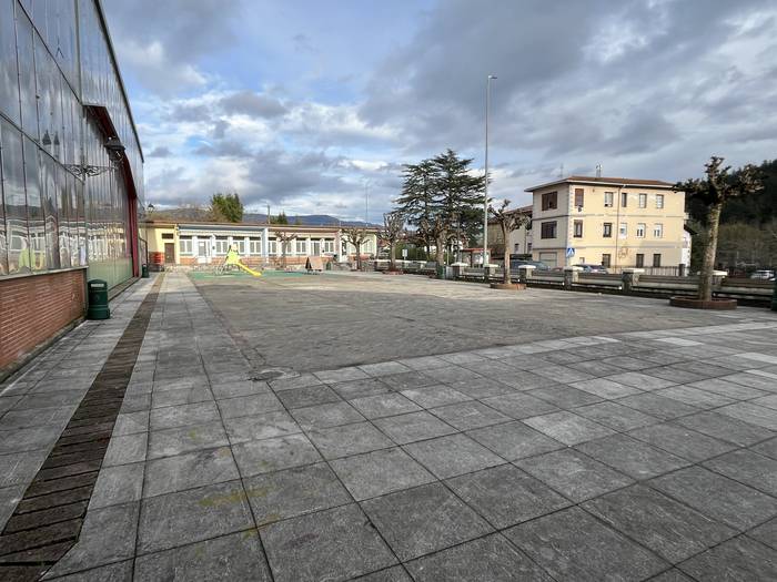 Beste pauso bat Izurtzako plazako lanen esleipenean