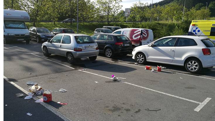 Aparkalekua zabortegi bihurtuta dagoela salatu du bizilagun batek