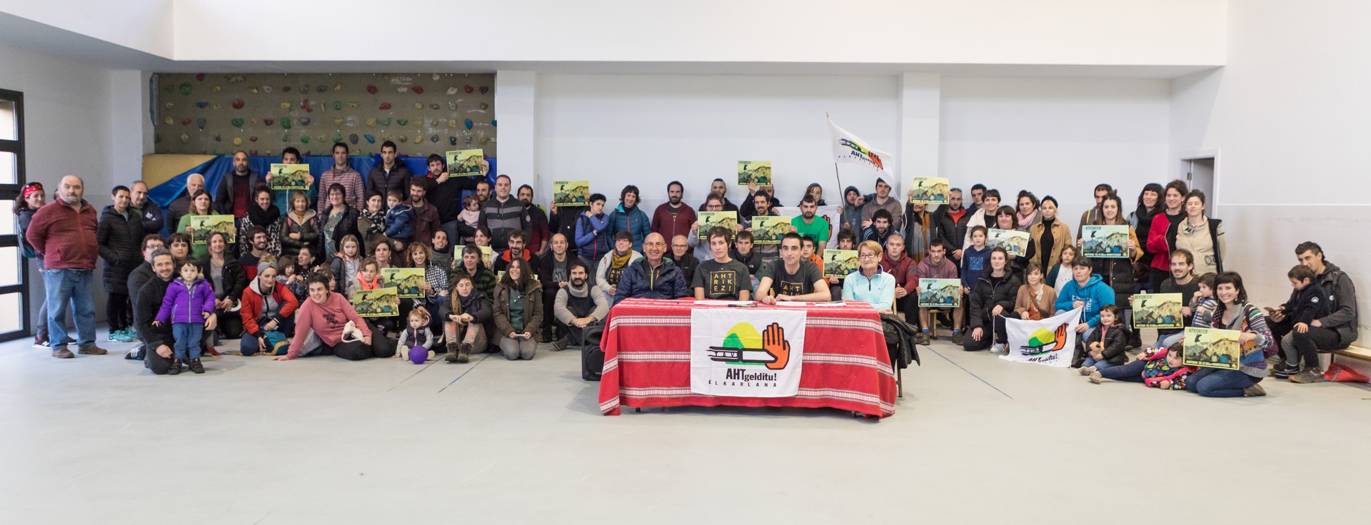 "Herritarrok zorpetuko gaituen eta natura zein herriak txikituko dituen makroproiektuak gelditzeko ordua da"