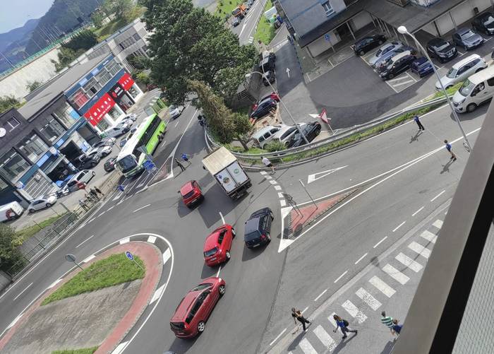 Errepidea moztu dute Traña-Matienan, Aitor Zelaia eta Galder Barbado gazteen kontrako epaia salatzeko