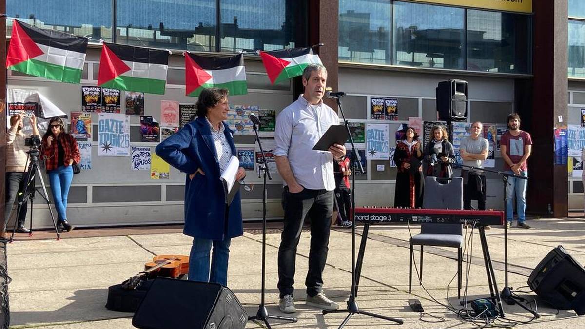 [ARGAZKI GALERIA]: Kulturgintzako eragileen etenaldi jendetsua Palestinako genozidioaren kontra