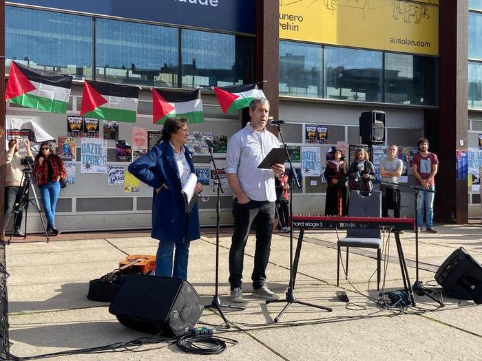 [ARGAZKI GALERIA]: Kulturgintzako eragileen etenaldi jendetsua Palestinako genozidioaren kontra