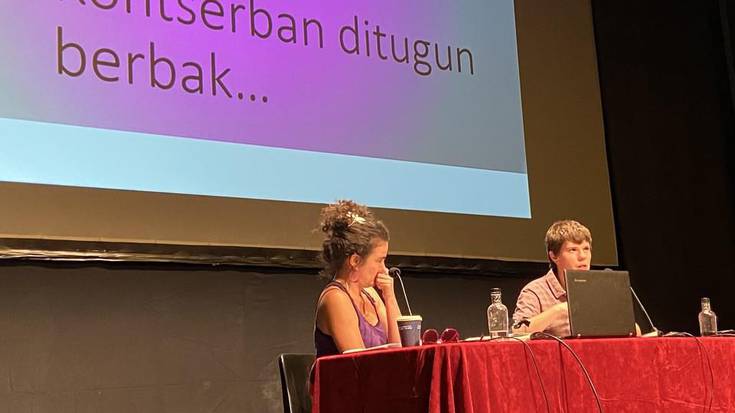 Mireia Delgado aktibista feminista durangarrak 'Trans Sexualitateak' liburua aurkeztu du