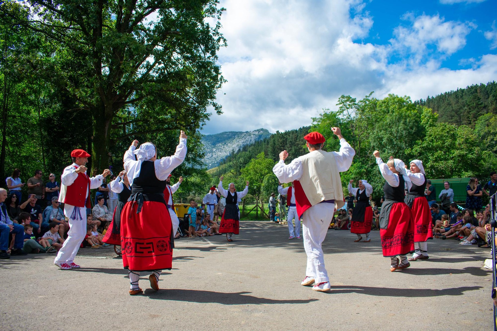 [EGITARAUA]: Lotxo taldearen erromeria, bertso saioa eta Gertufest Izurtzako jaietan