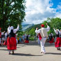 [EGITARAUA]: Lotxo taldearen erromeria, bertso saioa eta Gertufest Izurtzako jaietan