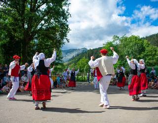 [EGITARAUA]: Lotxo taldearen erromeria, bertso saioa eta Gertufest Izurtzako jaietan