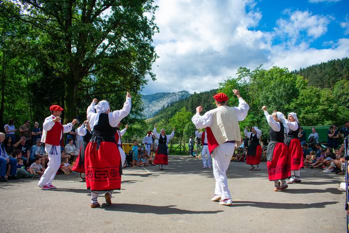 [EGITARAUA]: Lotxo taldearen erromeria, bertso saioa eta Gertufest Izurtzako jaietan