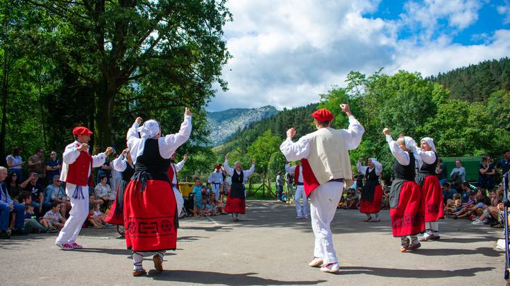 [EGITARAUA]: Lotxo taldearen erromeria, bertso saioa eta Gertufest Izurtzako jaietan