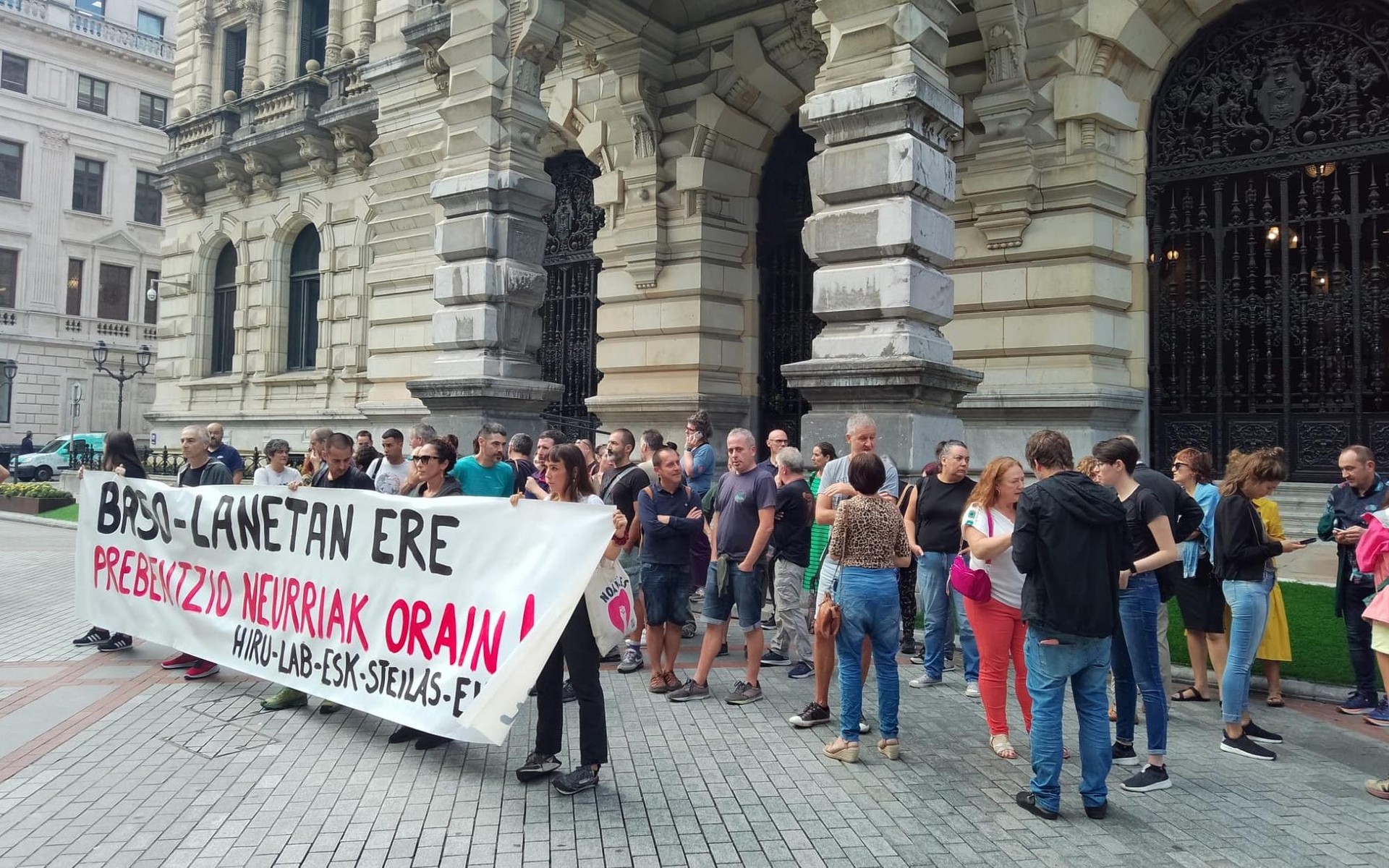 Elorrion gertatutako lan istripua salatzeko elkarretaratzeak egin dituzte gaur