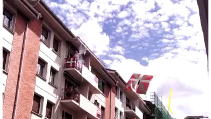 [BIDEOA]: Konfinamenduaren gainetik, Kopako finaleko giroa igarri daiteke Durangaldeko balkoietan