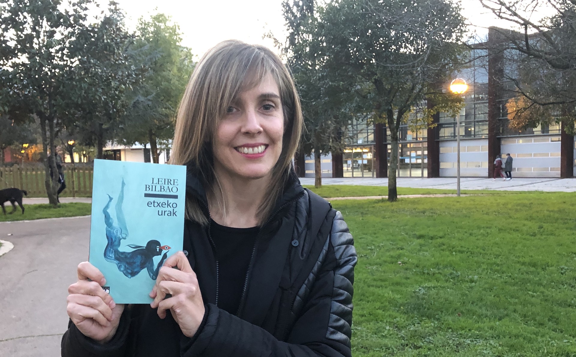 "Liburuak aita askoren begirada konplizea jaso du"