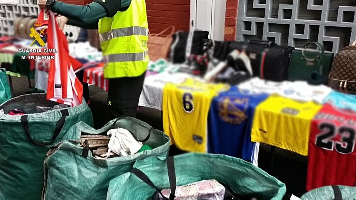 Guardia Zibilak sei kale saltzaile atxilotu ditu Durangon, faltsututako arropa saltzea egotzita
