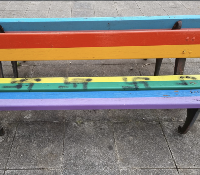 Podemos Durangok LGTBI bankuetan agertutako pintaketa naziak salatu ditu