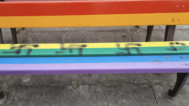 Podemos Durangok LGTBI bankuetan agertutako pintaketa naziak salatu ditu