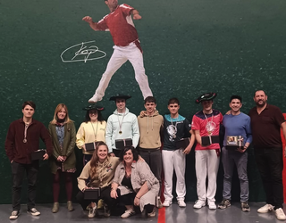 Jon Jarak eta Montserrat-Murillo bikoteak jantzi dituzte txapelak trinkete txapelketan