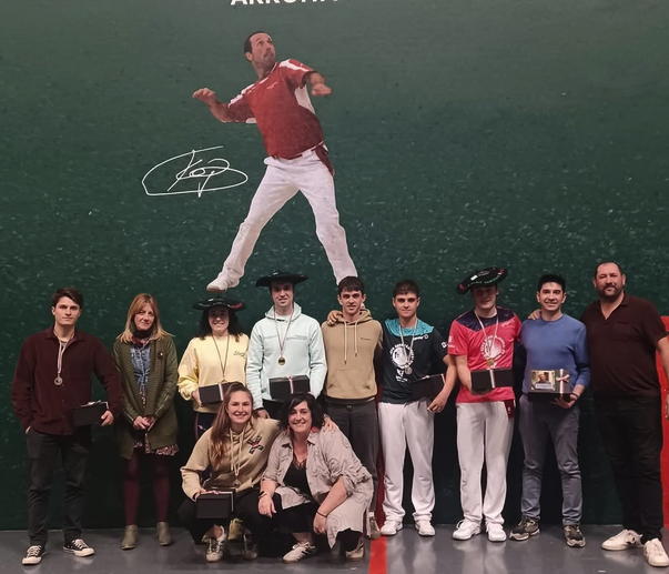 Jon Jarak eta Montserrat-Murillo bikoteak jantzi dituzte txapelak trinkete txapelketan