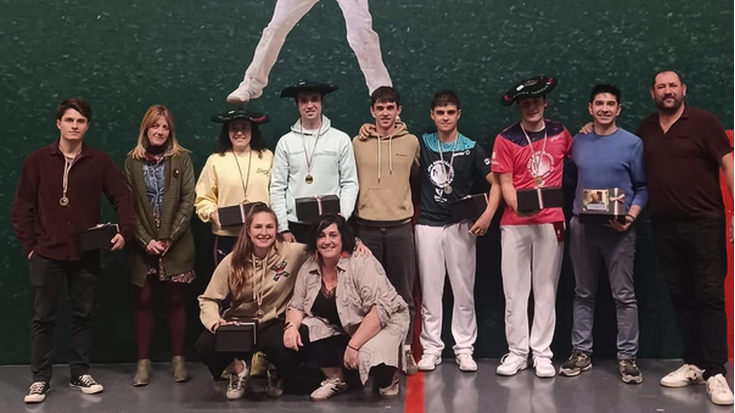 Jon Jarak eta Montserrat-Murillo bikoteak jantzi dituzte txapelak trinkete txapelketan