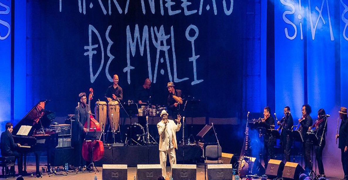 Doinu afrikar eta kubatarren nahasketa eta Tapiaren folk progresista, Musikairegaz hasteko