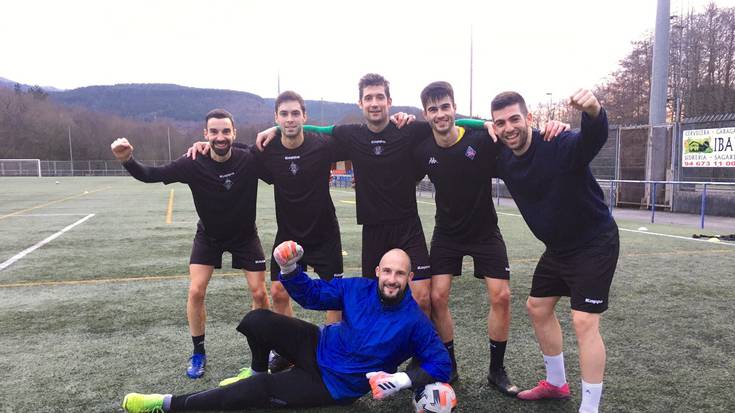 Bost gol sartuta, Iker Unzueta abadiñarrak geroago eta pisu handiagoa du Amorebietako hamaikakoan