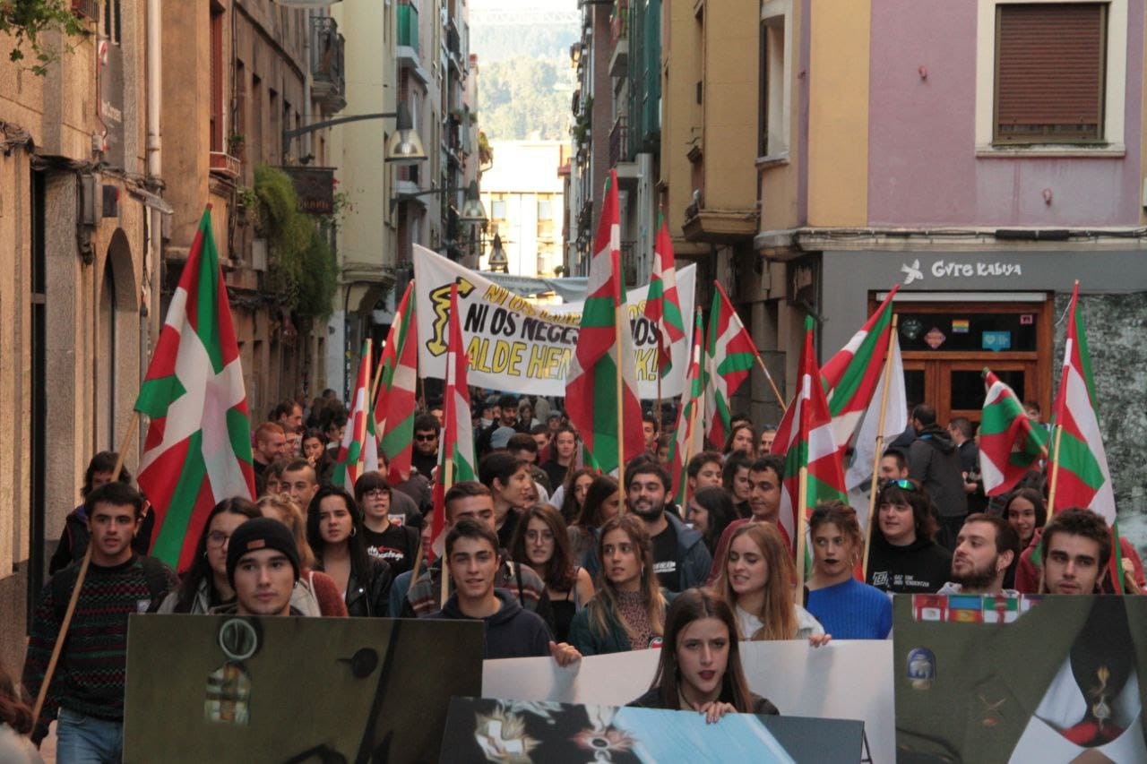 'Ezer ez ospatzeko' lelopean manifestazioa egin dute gaur Durangon