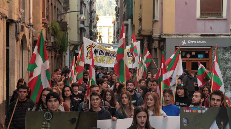 'Ezer ez ospatzeko' lelopean manifestazioa egin dute gaur Durangon