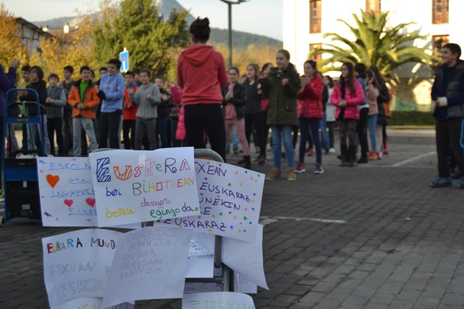 Abadiñoko Udalak ez du lagunduko hainbat gurasok Euskararen Egunerako prestaturiko egitaraua 