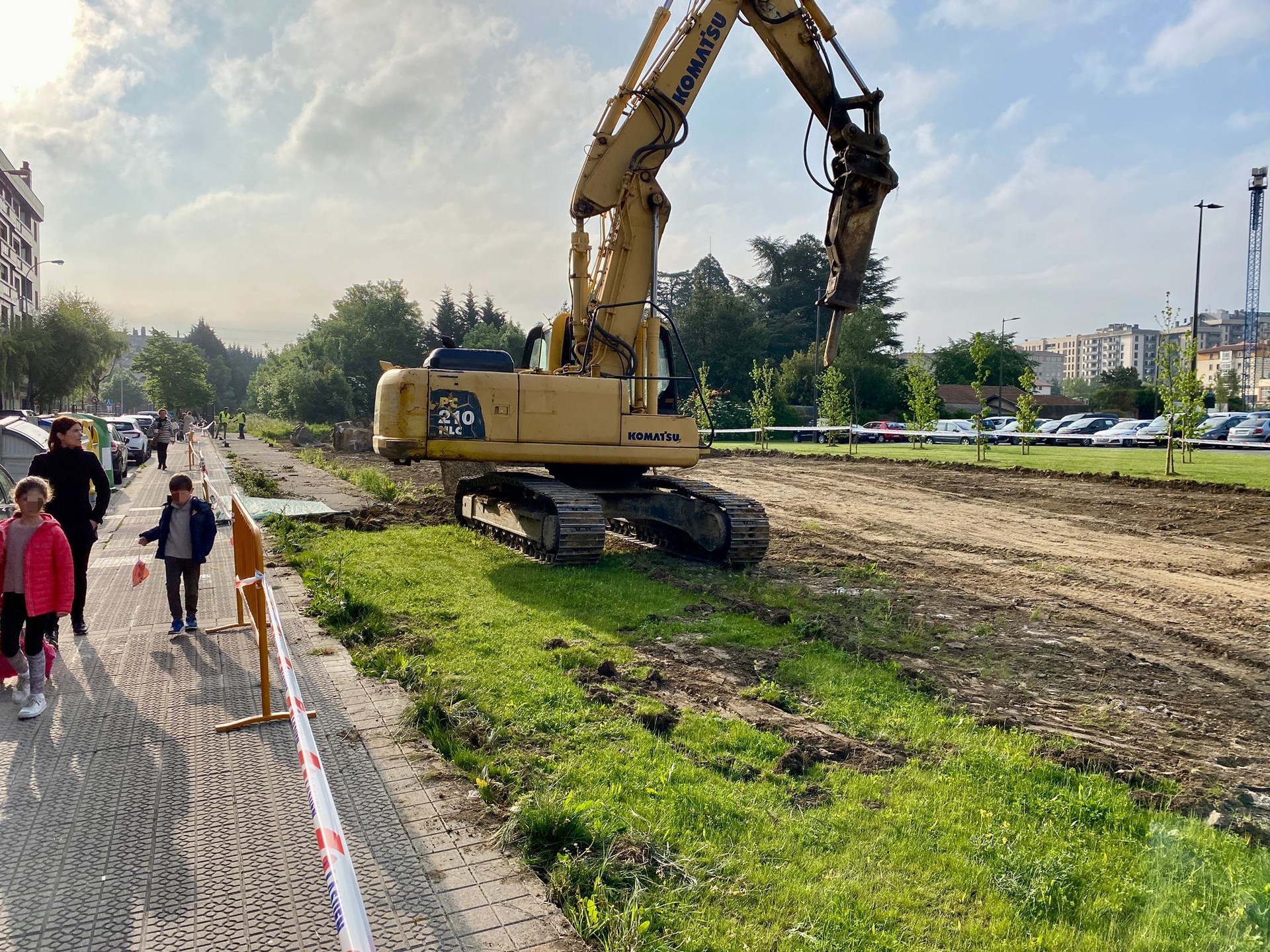 Tren geraleku zaharreko hesiak erretiratu dituzte