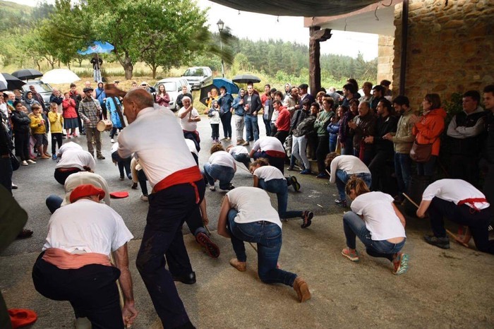 Hainbat belaunalditako auzokideek Dantzari-dantza parekidea dantzatu dute Amatzan - 3