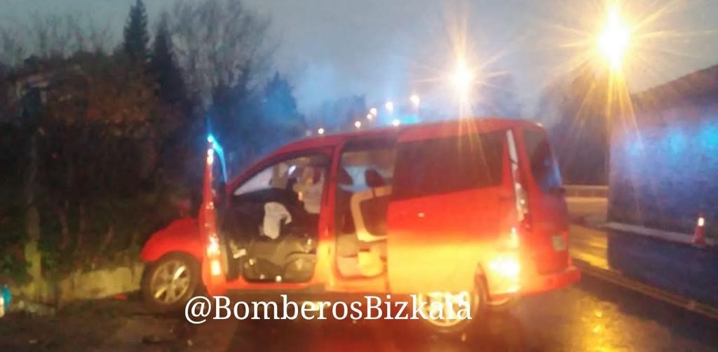 Auto batek errepidetik irten eta baserri bateko garajea kolpatu du Euban